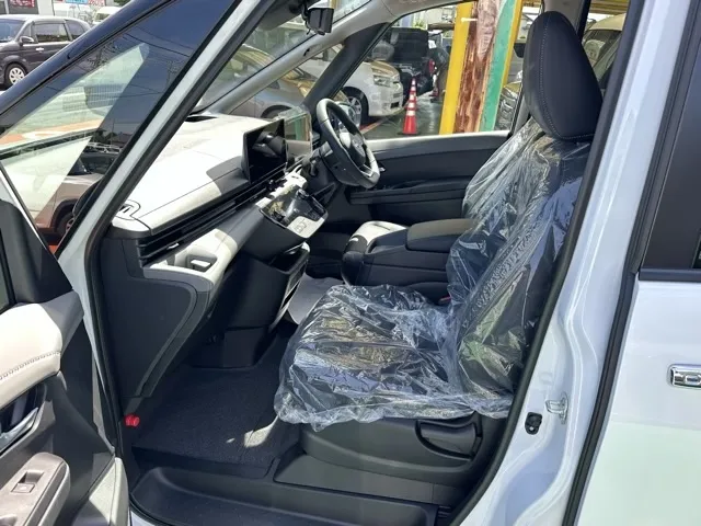 セレナ(ニッサン)eパワールキシオン登録済未使用車 3