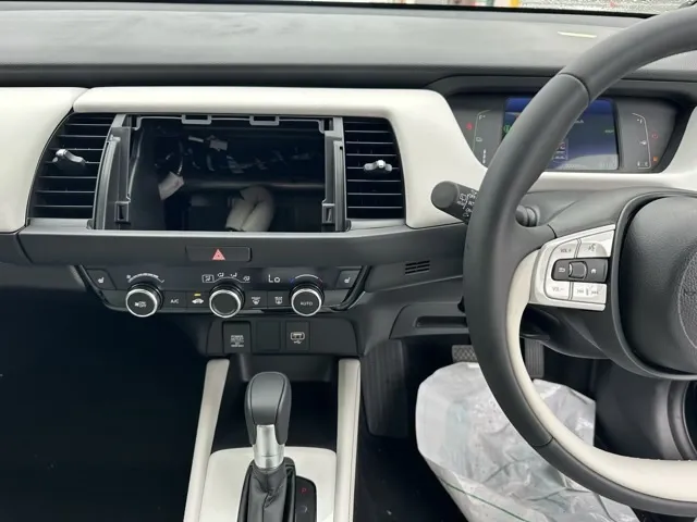 フィット(ホンダ)e：HEV ホーム登録済未使用車 13