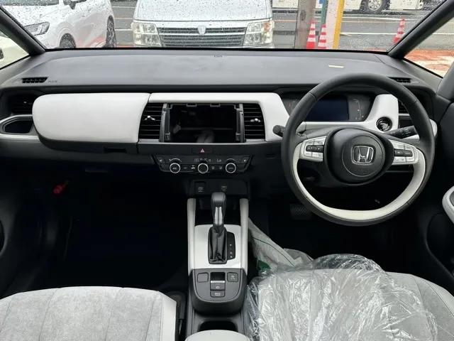 フィット(ホンダ)e：HEV ホーム登録済未使用車 5