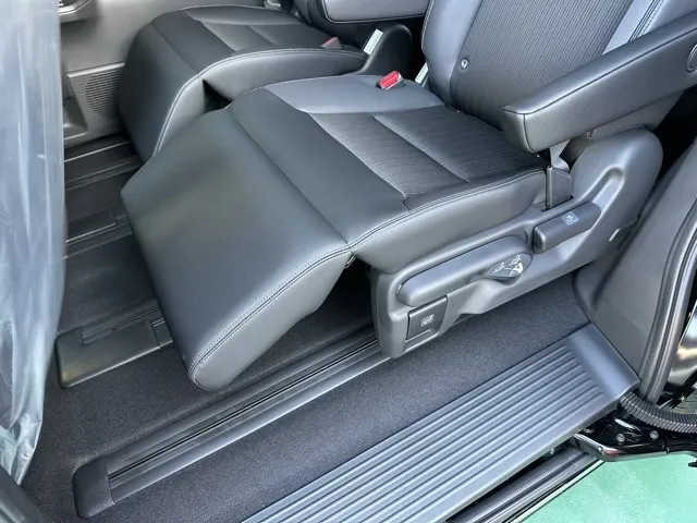 ステップワゴン(ホンダ)e・HEVスパーダ 7人新車見本展示無 5