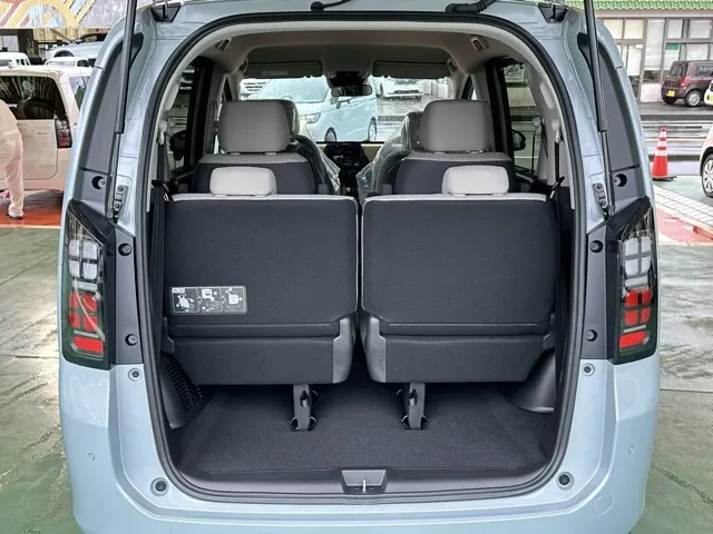 フリード(ホンダ)e：HEV エアー登録済未使用車 9