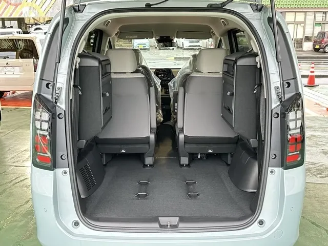 フリード(ホンダ)e：HEV エアー登録済未使用車 10
