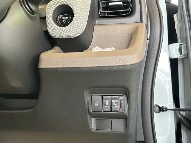 フリード(ホンダ)e：HEV エアー登録済未使用車 15