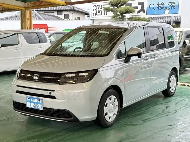 フリード(ホンダ)e：HEV エアー登録済未使用車 1