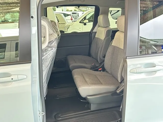 フリード(ホンダ)e：HEV エアー登録済未使用車 4
