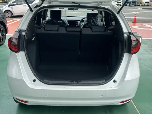 フィット(ホンダ)e：HEV ホーム登録済未使用車 6