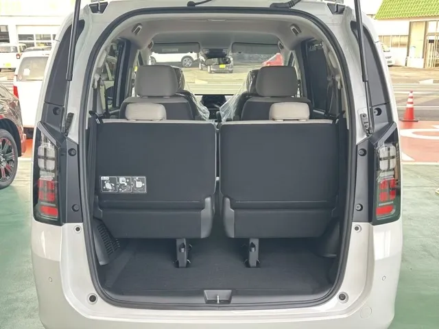 フリード(ホンダ)エアー新車見本展示有 10