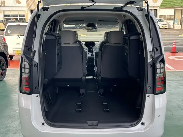 フリード(ホンダ)エアー新車見本展示有 11