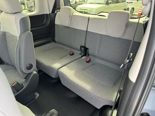 フリード(ホンダ)エアー新車見本展示有 5