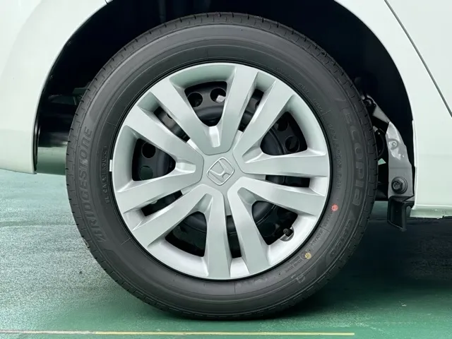 フィット(ホンダ)e：HEV ホーム登録済未使用車 12