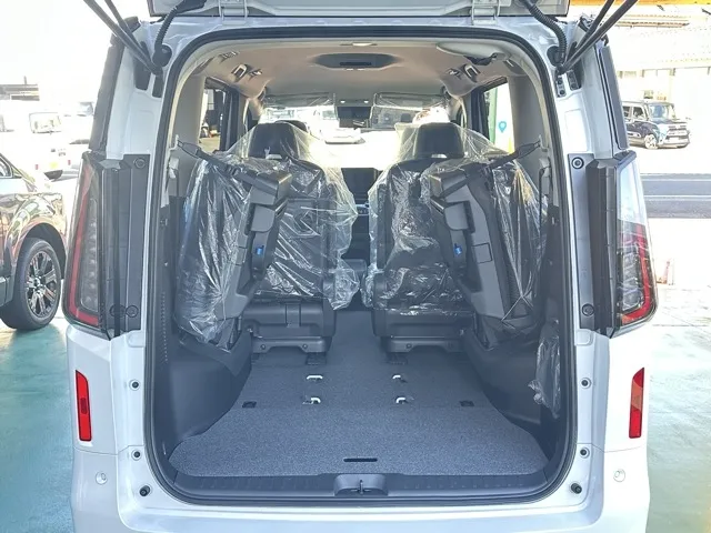 セレナ(ニッサン)eパワー オーテック アラウンドビューモニター 12.3ナビ登録済未使用車 10