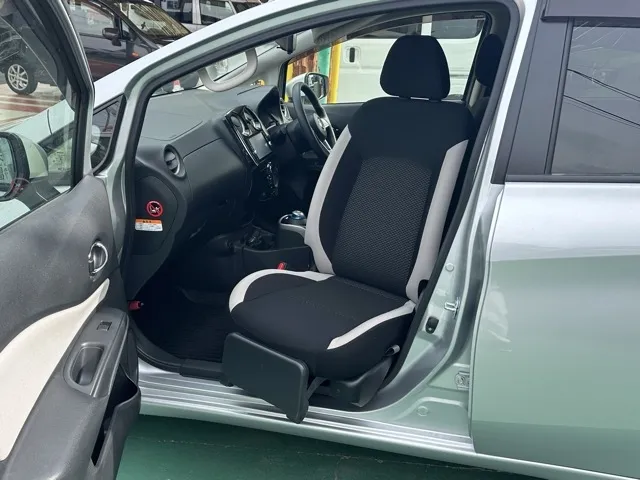 ノート(ニッサン)eパワーX中古車 4