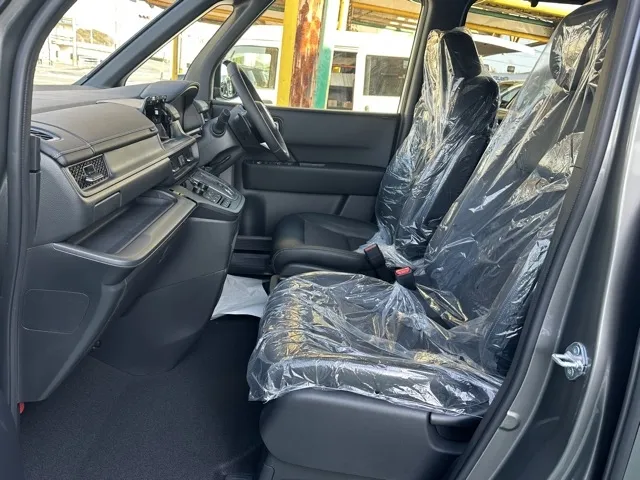 ステップワゴン(ホンダ)e・HEVスパーダ 7人登録済未使用車 3
