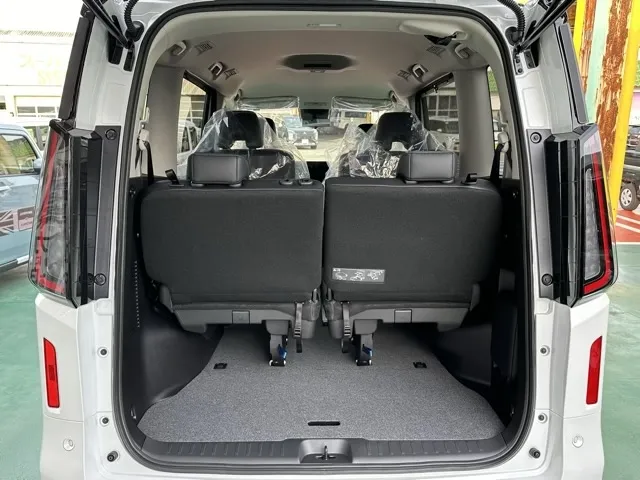 セレナ(ニッサン)ハイウェイスターV アラウンドビューモニター 12.3ナビ登録済未使用車 15