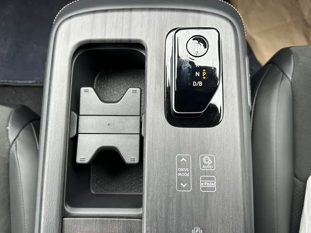 アリア(ニッサン)B6登録済未使用車 14
