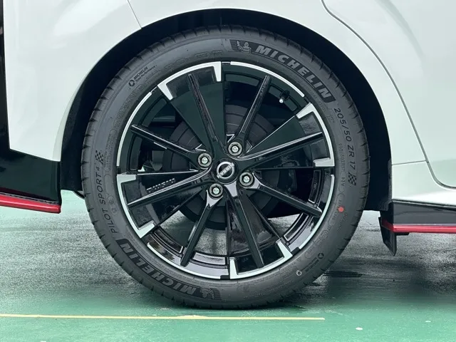 オーラ(ニッサン)ニスモ チューンドeパワー 寒冷地 4WD登録済未使用車 10