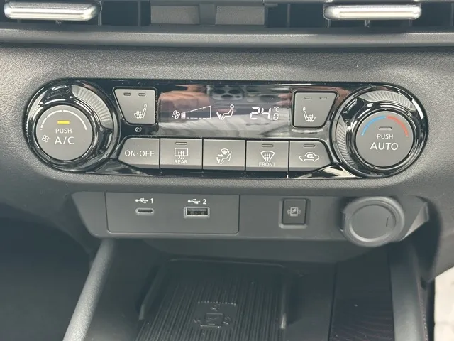 オーラ(ニッサン)ニスモ チューンドeパワー 寒冷地 4WD登録済未使用車 13