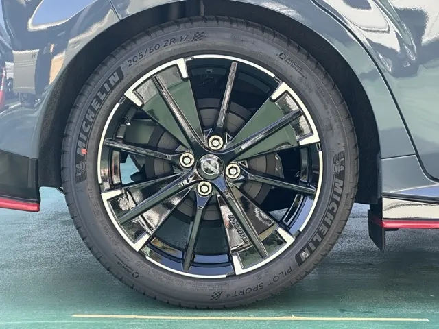 オーラ(ニッサン)ニスモ チューンドeパワー 寒冷地 4WD登録済未使用車 10