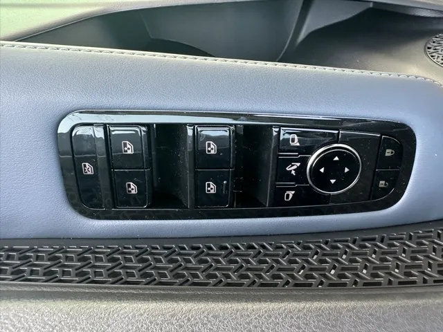 アリア(ニッサン)B6 e-4ORCE登録済未使用車 13