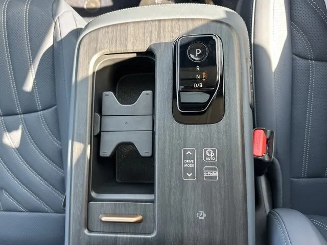 アリア(ニッサン)B6 e-4ORCE登録済未使用車 16