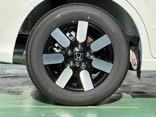 フリード(ホンダ)e：HEV エアー EX ６人乗登録済未使用車 14