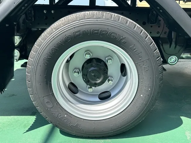 キャンター(三菱)全低床 平ボディ ２ｔ登録済未使用車 11