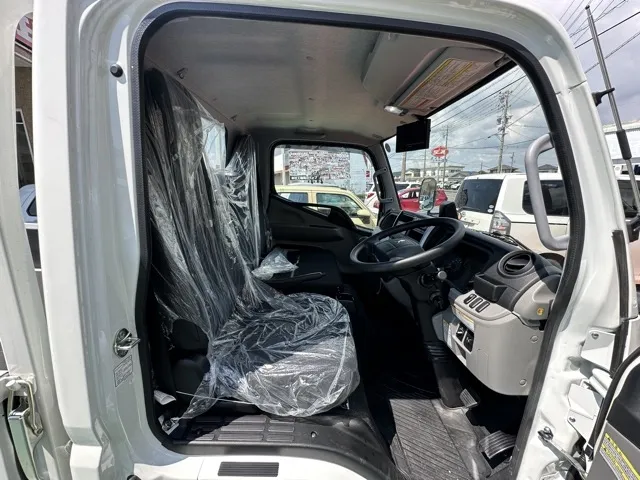 キャンター(三菱)全低床 平ボディ ２ｔ登録済未使用車 14