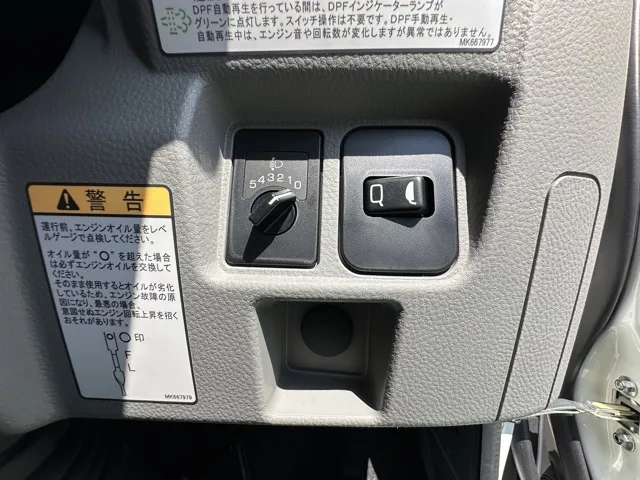キャンター(三菱)全低床 平ボディ ２ｔ登録済未使用車 17