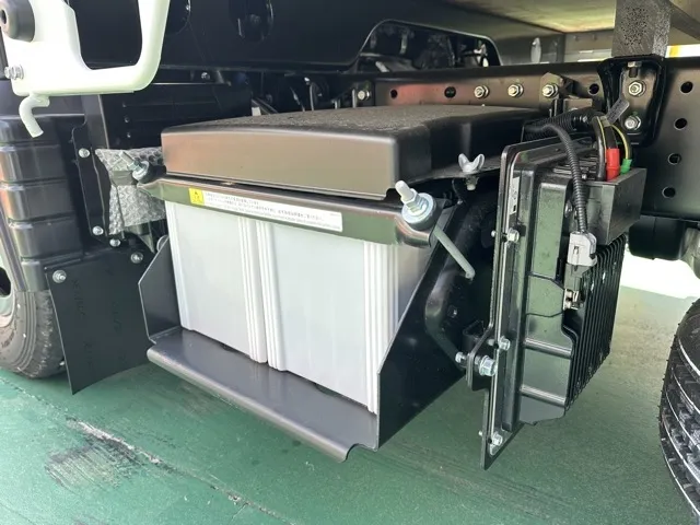 キャンター(三菱)全低床 平ボディ ２ｔ登録済未使用車 4