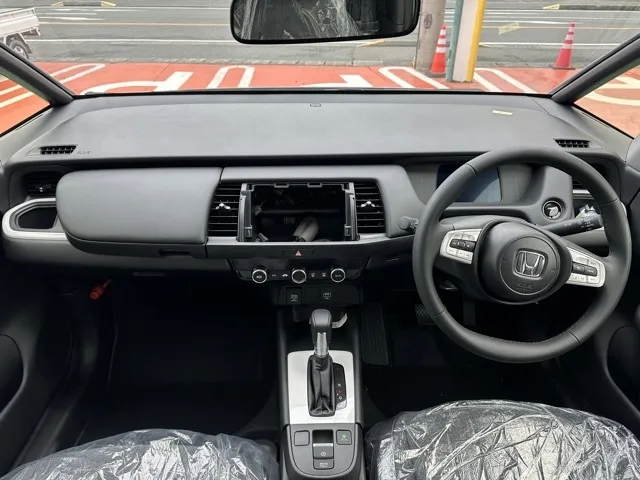 フィット(ホンダ)e：HEV ホーム登録済未使用車 14
