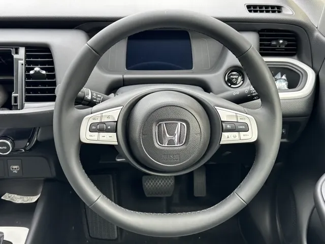 フィット(ホンダ)e：HEV ホーム登録済未使用車 15