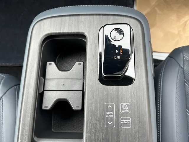 アリア(ニッサン)B6 e-4ORCE登録済未使用車 14