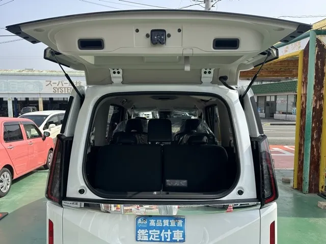 セレナ(ニッサン)eパワールキシオン ホットプラスPKG登録済未使用車 9