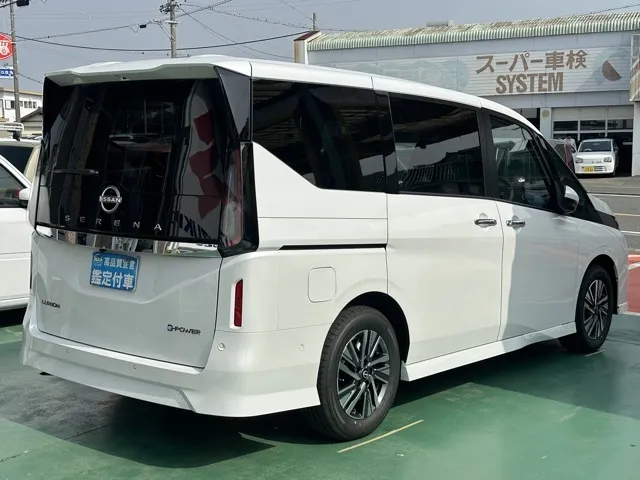 セレナ(ニッサン)eパワールキシオン ホットプラスPKG登録済未使用車 11