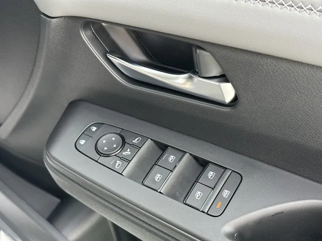 セレナ(ニッサン)eパワールキシオン ホットプラスPKG登録済未使用車 13