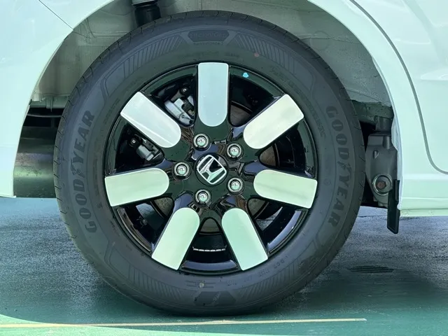 フリード(ホンダ)e：HEV エアー EX ７人乗登録済未使用車 13