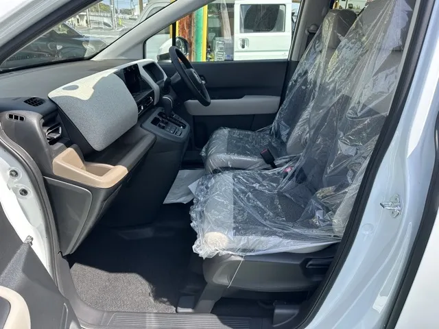 フリード(ホンダ)e：HEV エアー EX ７人乗登録済未使用車 3