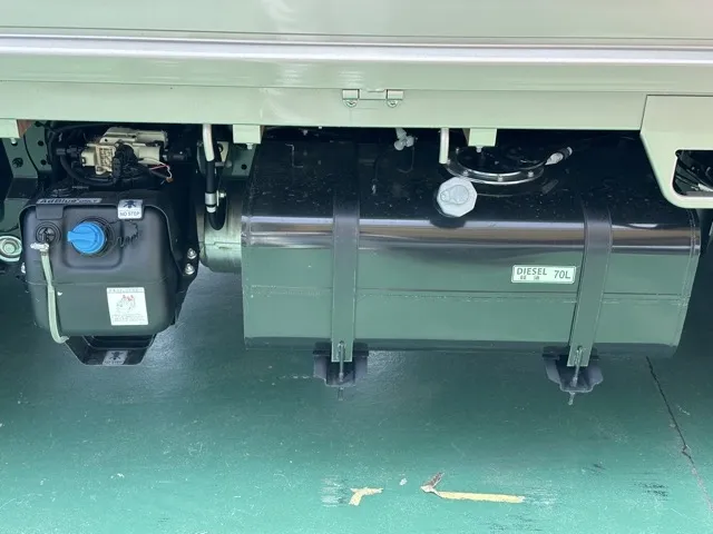 キャンター(三菱)全低床垂直ゲート 平ボディ 2ｔ 5MT登録済未使用車 15