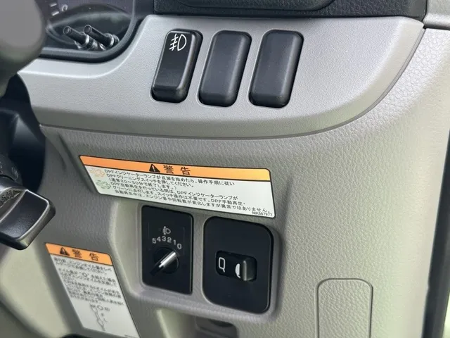 キャンター(三菱)全低床垂直ゲート 平ボディ 2ｔ 5MT登録済未使用車 17