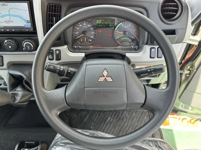 キャンター(三菱)全低床垂直ゲート 平ボディ 2ｔ 5MT登録済未使用車 18