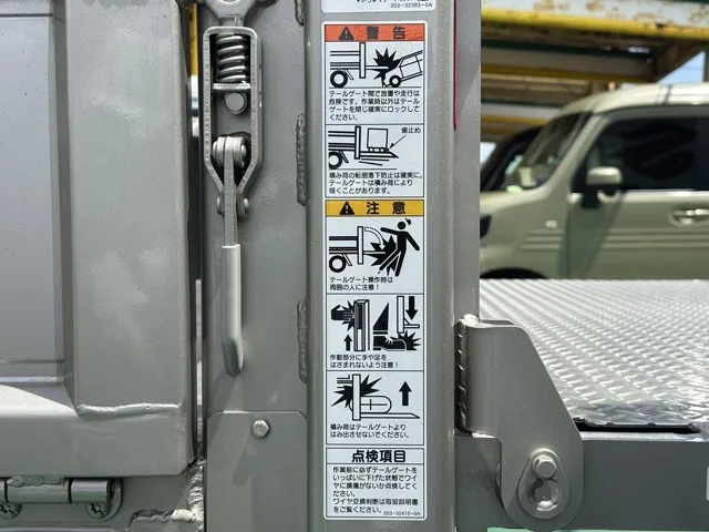 キャンター(三菱)全低床垂直ゲート 平ボディ 2ｔ 5MT登録済未使用車 7