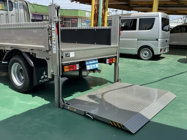キャンター(三菱)全低床垂直ゲート 平ボディ 2ｔ 5MT登録済未使用車 8