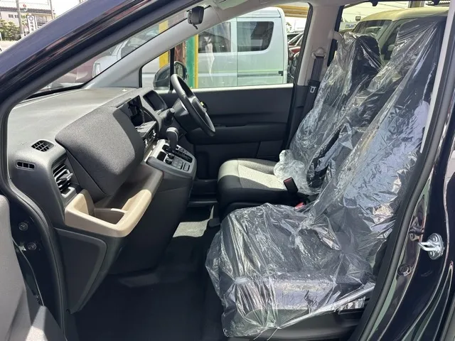 フリード(ホンダ)e：HEV エアー EX ７人乗登録済未使用車 3