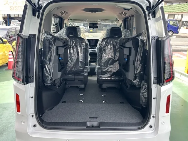 セレナ(ニッサン)eパワー オーテック アラウンドビューモニター 12.3ナビ登録済未使用車 10