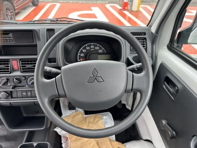 ミニキャブトラック(三菱)M 4WD 5MT届出済未使用車 5