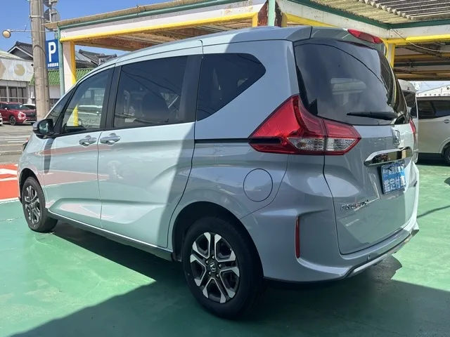 フリード(ホンダ)ハイブリッド クロスター 4WD登録済未使用車 2