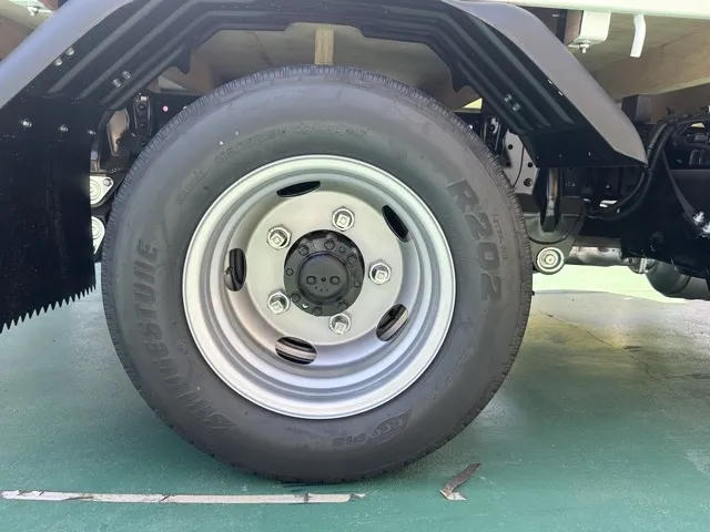 キャンター(三菱)全低床 平ボディ ２ｔ登録済未使用車 11