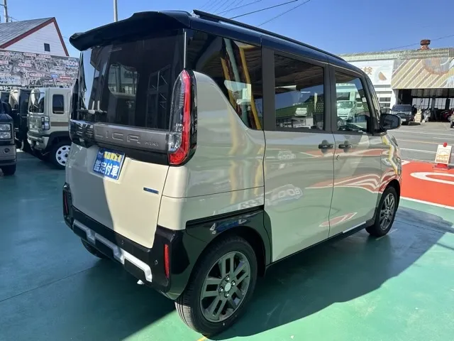 デリカミニ(三菱)Gプレミアム ４WD届出済未使用車 9