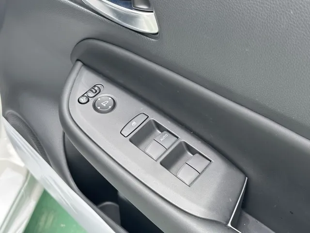 フィット(ホンダ)e：HEV ホーム ４ＷＤ登録済未使用車 13