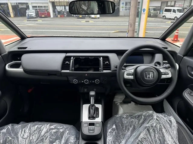 フィット(ホンダ)e：HEV ホーム ４ＷＤ登録済未使用車 5